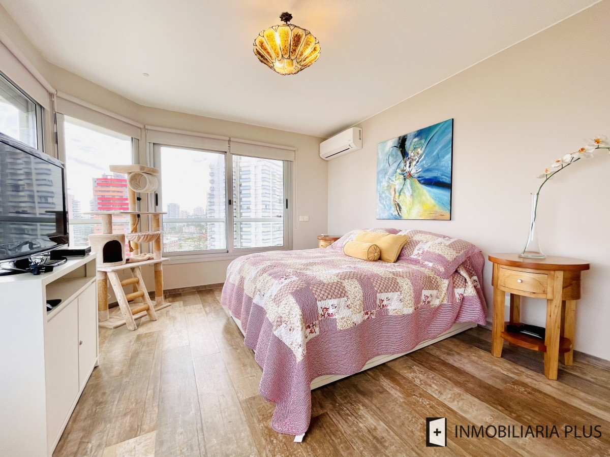Apartamento ID.851 - Venta de Apartamento en Playa Brava de 2 Dormitorios Frente al Mar Punta del Este C851