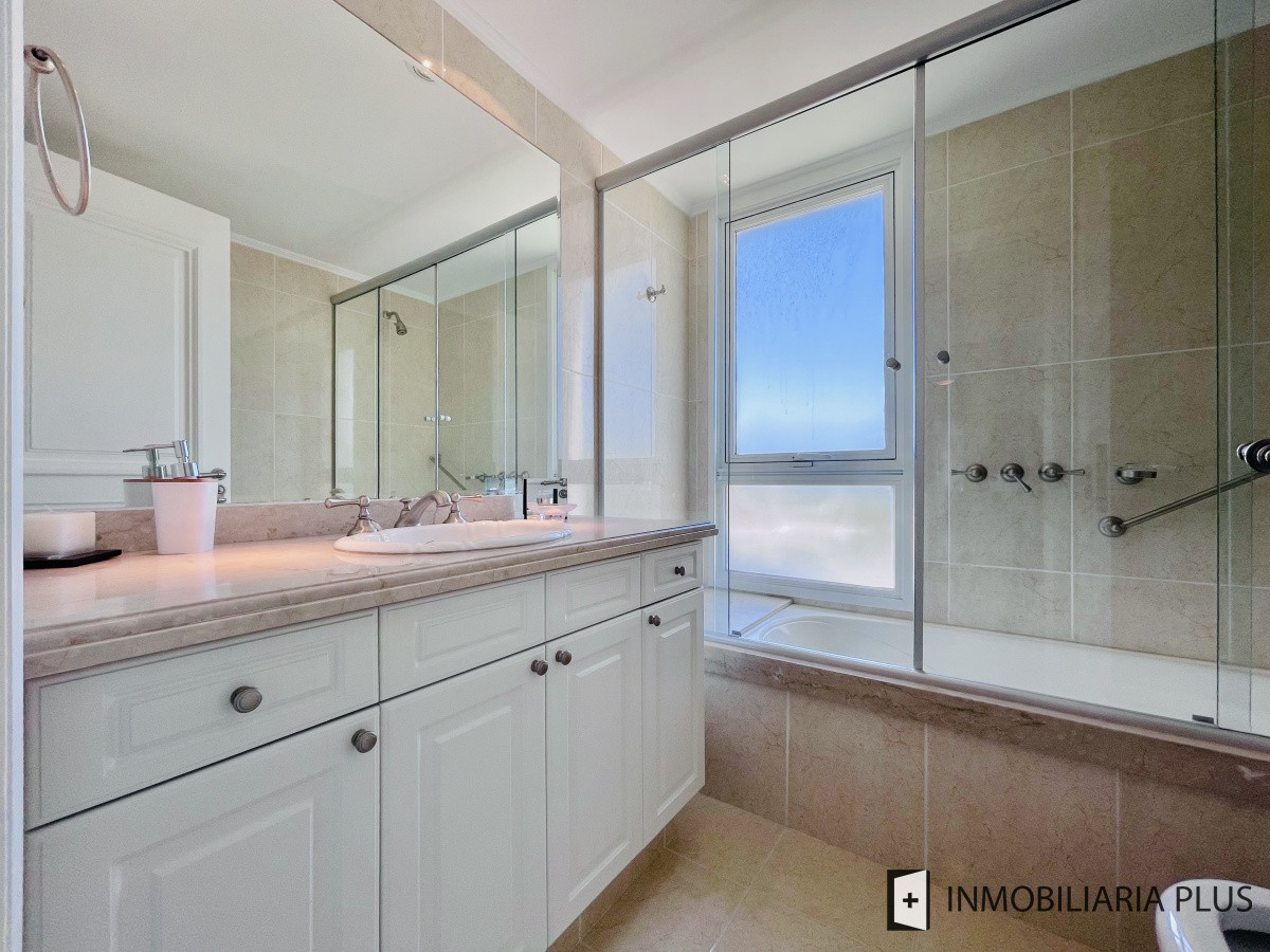 Apartamento ID.934 - Alquiler de Apartamento de 197 m2 con vista al mar con todos los servicios en Torre Le Jardin de Playa Mansa, Punta del Este