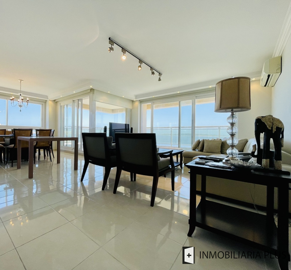 Apartamento ID.934 - Alquiler de Apartamento de 197 m2 con vista al mar con todos los servicios en Torre Le Jardin de Playa Mansa, Punta del Este