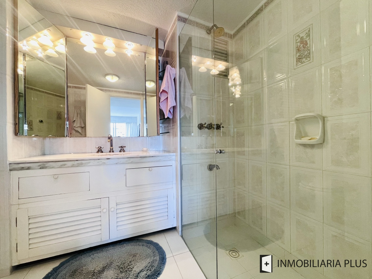 Apartamento ID.1010 - Venta de Apartamento de 138 m2 con 4 Dormitorios con Vista al Mar de la Península de Punta del Este