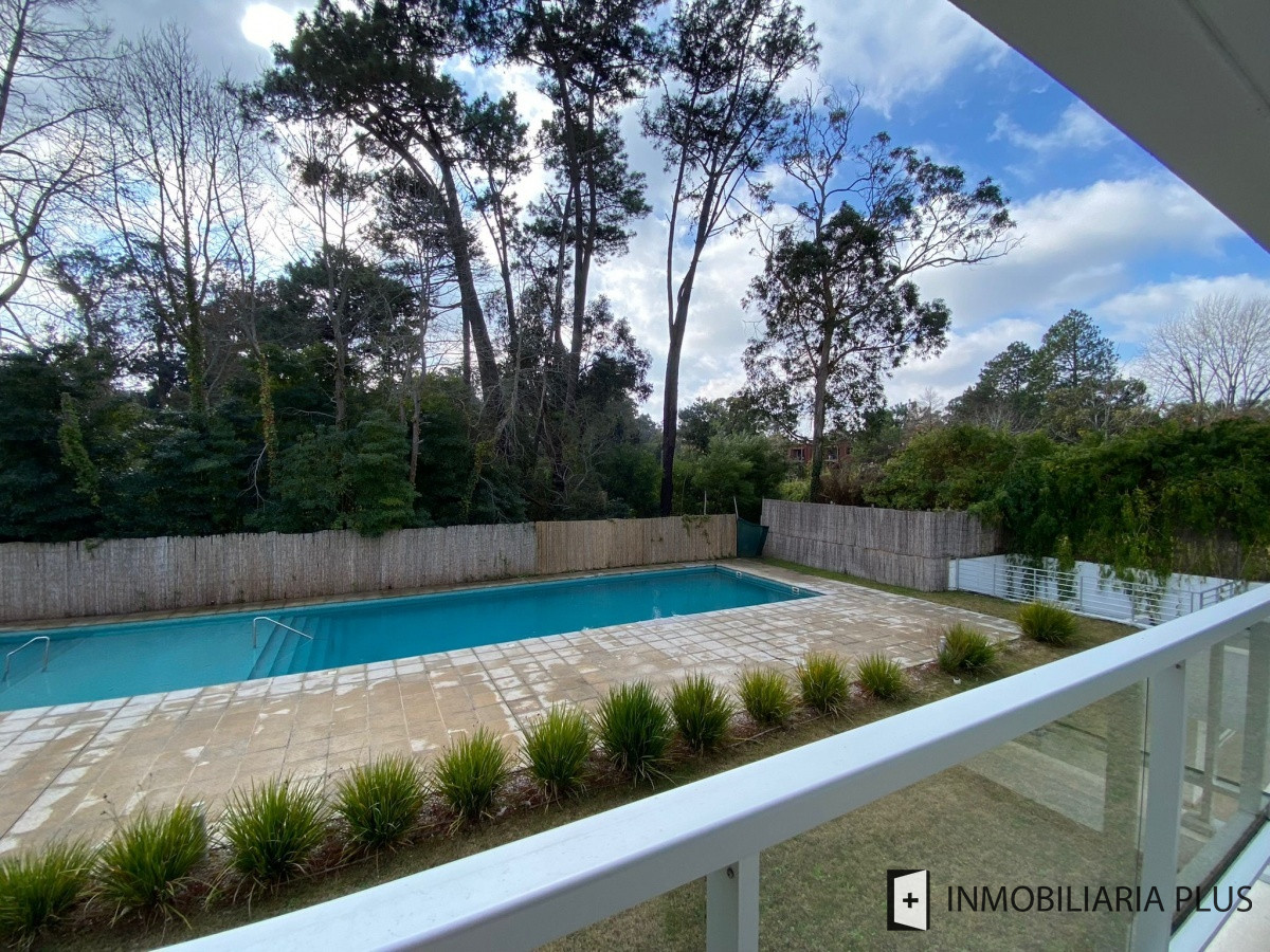 Apartamento ID.472 - Espectacular Apartamento de 2 Dormitorios, Dependencia y Parrillero a Estrenar en Punta del Este Maldonado C924