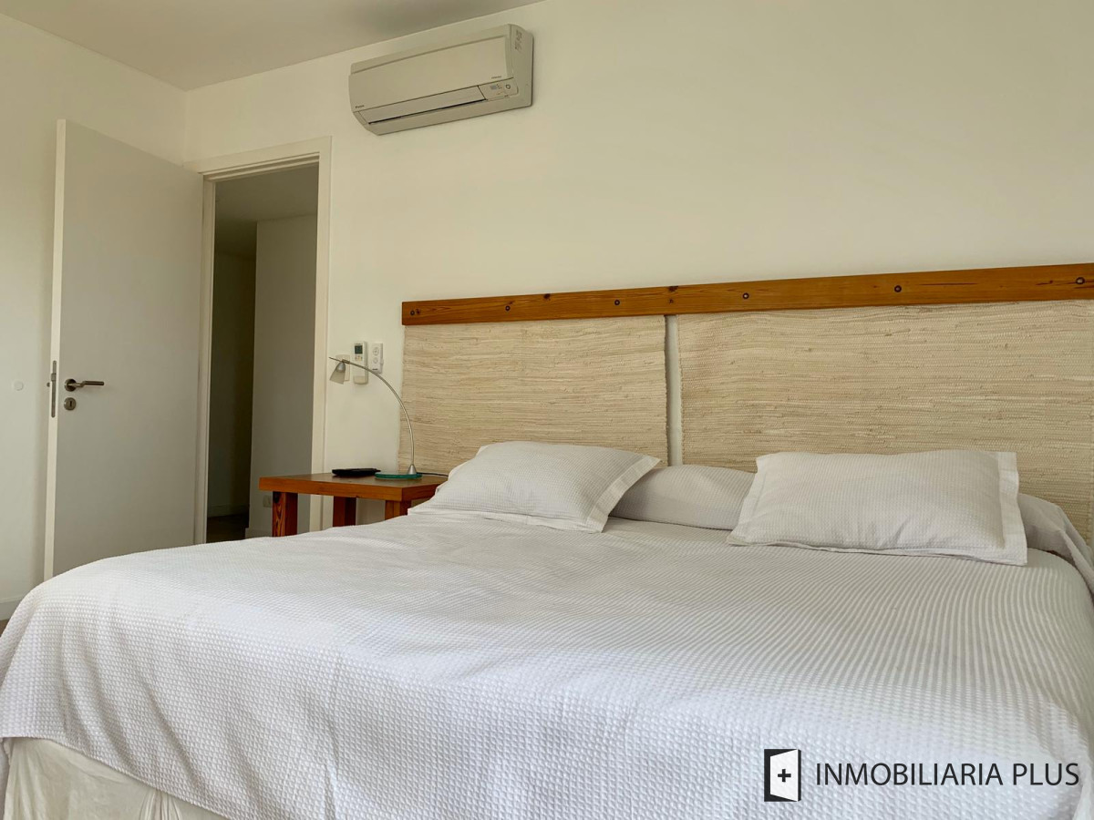 Apartamento ID.812 - Venta departamento esquinero de cuatro dormitorios frente a playa Brava de Punta del Este C812