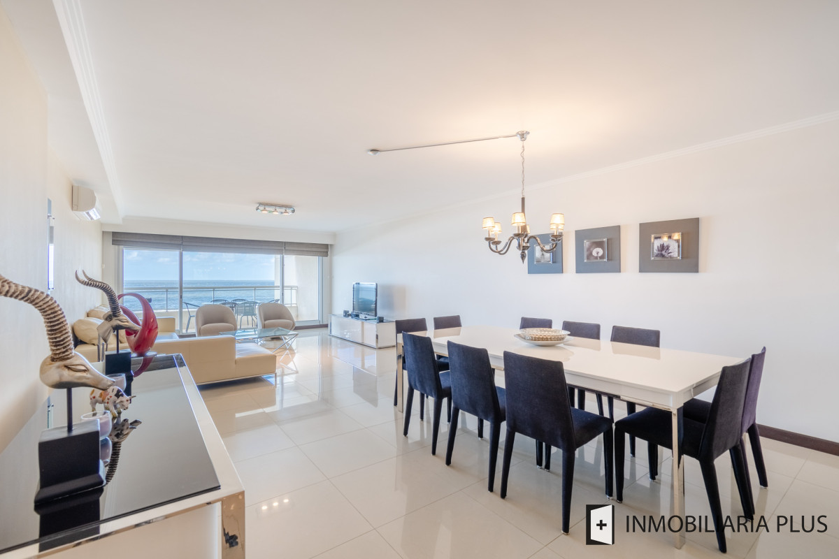 Apartamento ID.645 - Venta de Moderno Apartamento de 254 m2 con 3 Dormitorio y Dependencia Frente al Mar, Playa Brava C996