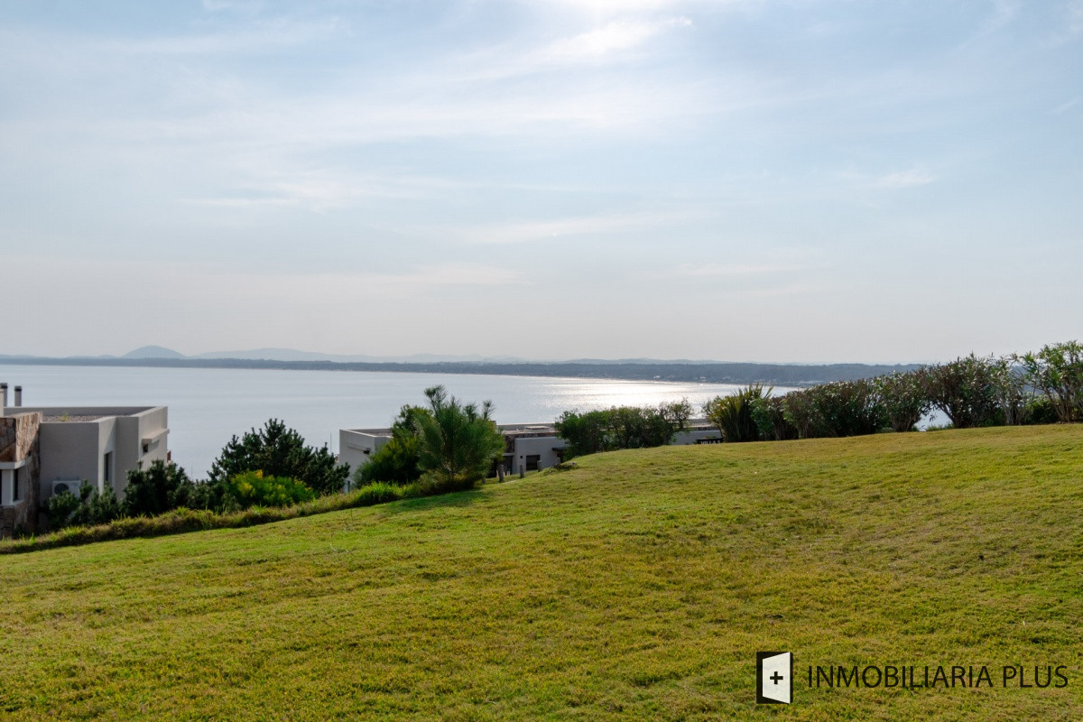 Apartamento ID.1053 - Venta de apartamento de 100 m2 frente al mar con vistas panorámicas en Punta Ballena