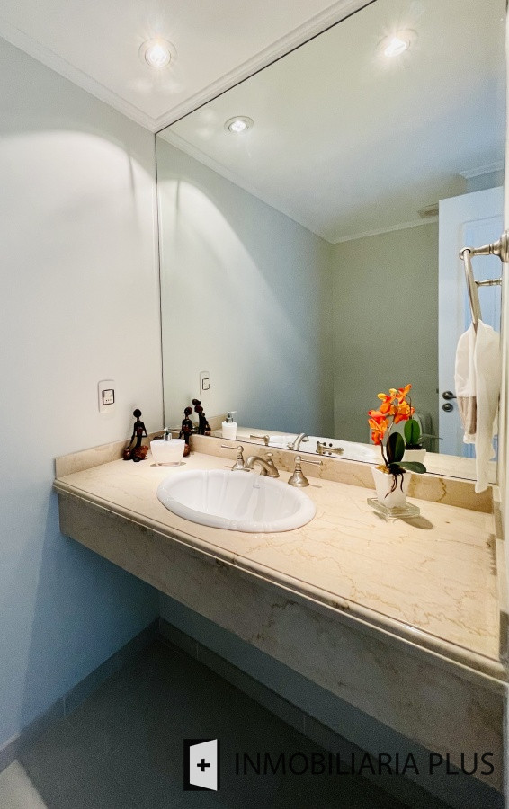 Apartamento ID.934 - Alquiler de Apartamento de 197 m2 con vista al mar con todos los servicios en Torre Le Jardin de Playa Mansa, Punta del Este