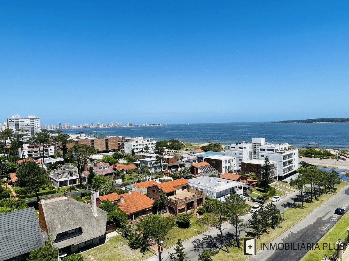 Apartamento ID.934 - Alquiler de Apartamento de 197 m2 con vista al mar con todos los servicios en Torre Le Jardin de Playa Mansa, Punta del Este