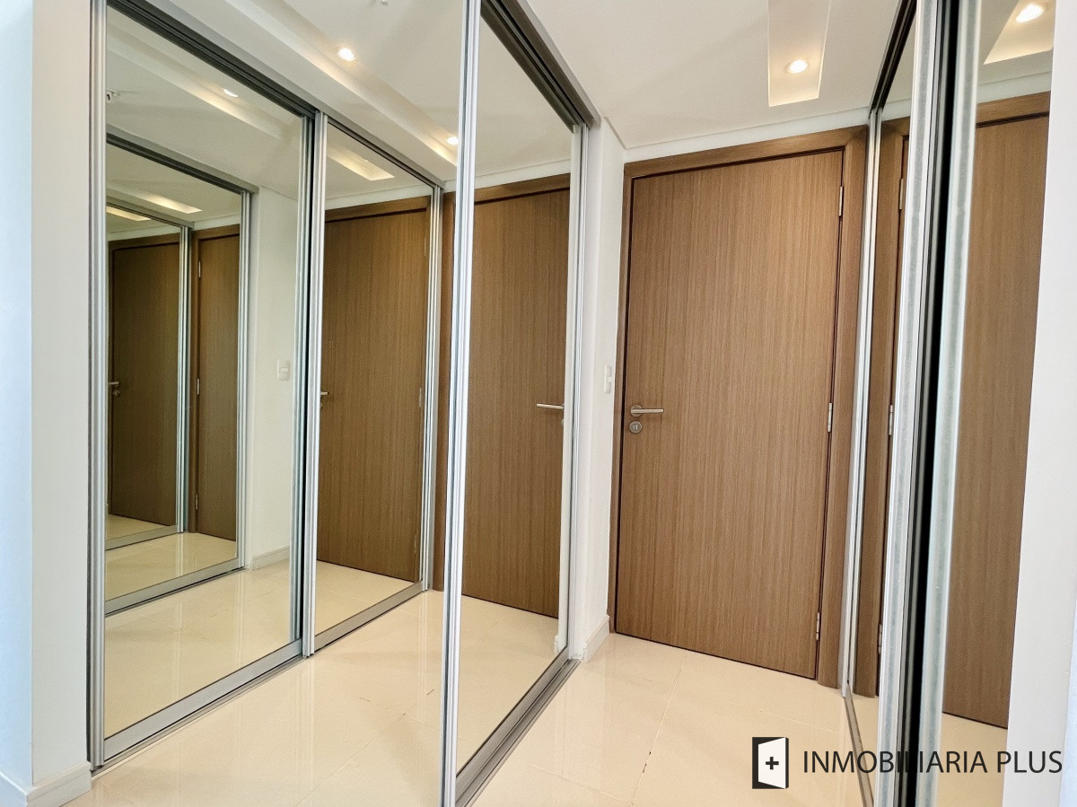 Apartamento ID.876 - Venta de Apartamento de 2 Dormitorios y Dependencia con todos los servicios en Playa Brava de Punta del Este