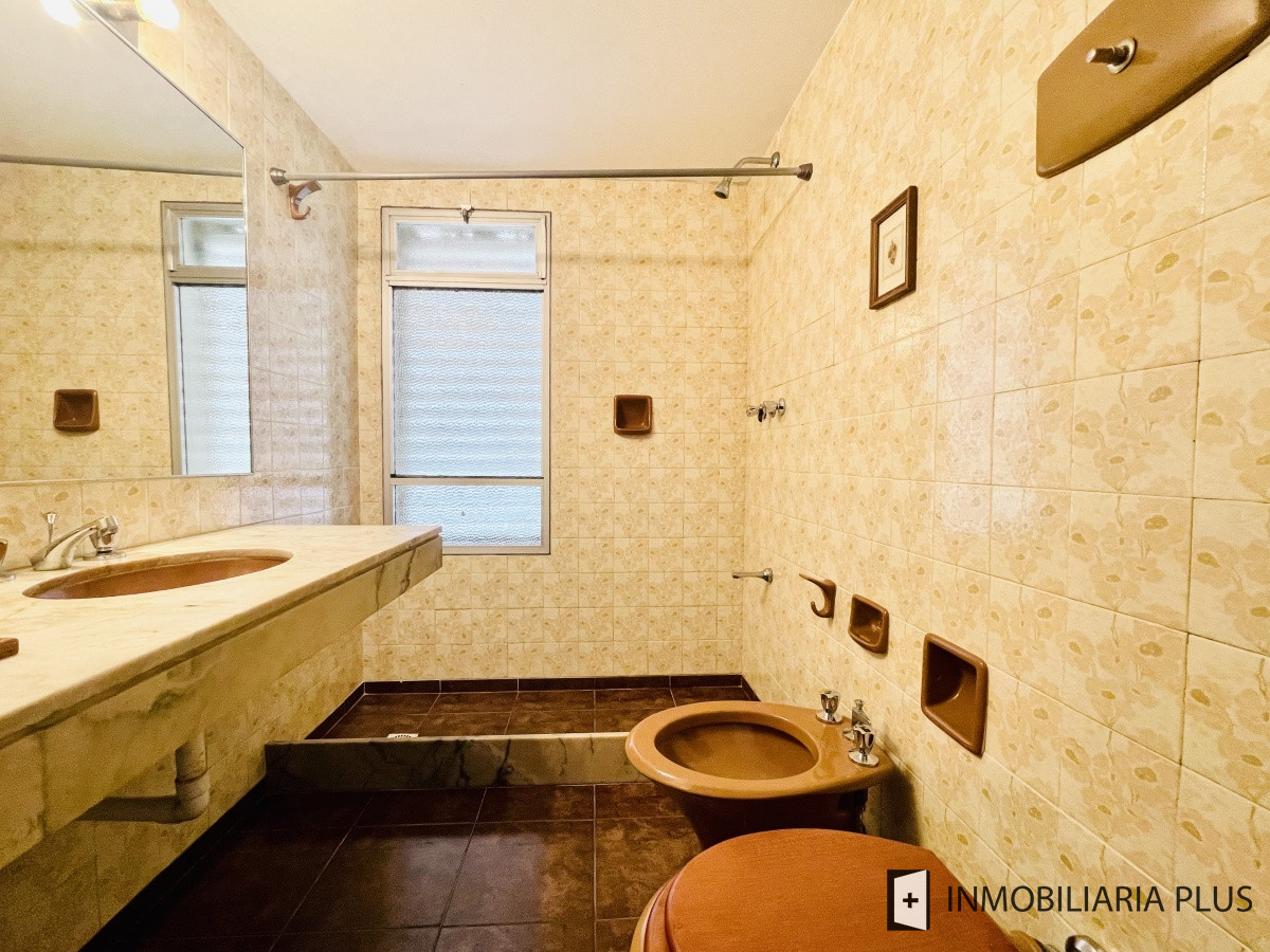 Apartamento ID.715 - Venta de Apartamento de 2 Dormitorios Frente al Mar, con Vista - Playa Mansa, Venta Código: C715B