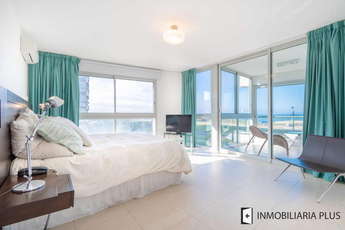 Apartamento ID.1075 - Venta de Apartamento de 218 m2 con 4 dormitorios en playa Brava Punta del Este
