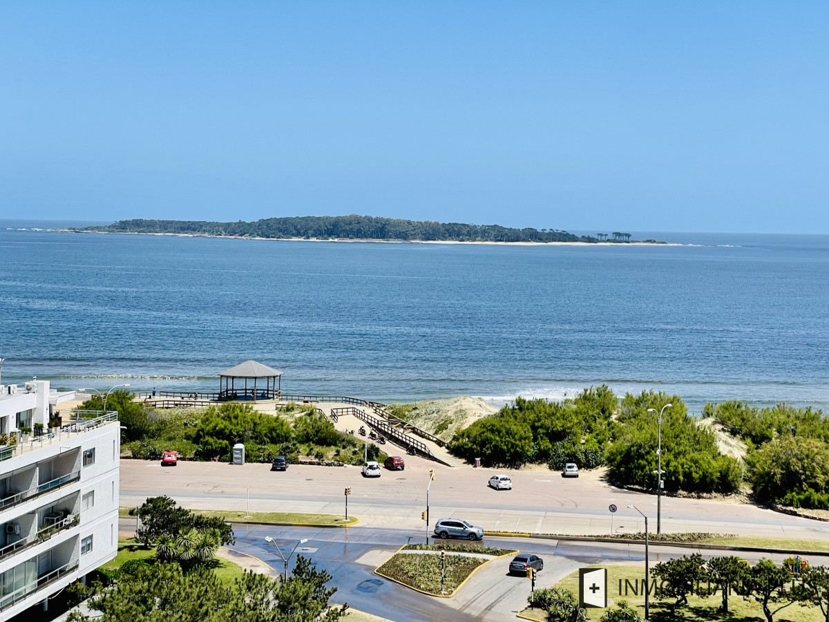 Apartamento ID.934 - Alquiler de Apartamento de 197 m2 con vista al mar con todos los servicios en Torre Le Jardin de Playa Mansa, Punta del Este