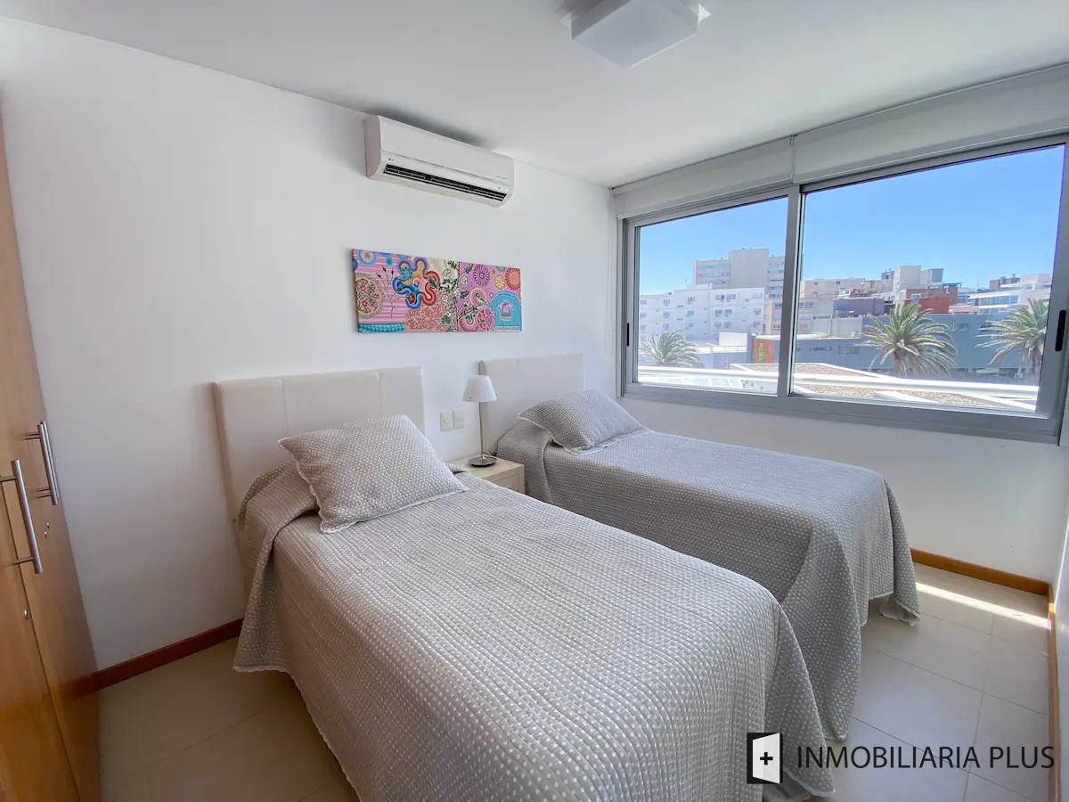 Apartamento ID.1011 - Alquiler de Apartamento de 115 m2 con 3 Dormitorios Frente al Mar en la Península de Punta del Este