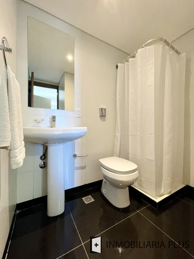 Apartamento ID.876 - Venta de Apartamento de 2 Dormitorios y Dependencia con todos los servicios en Playa Brava de Punta del Este
