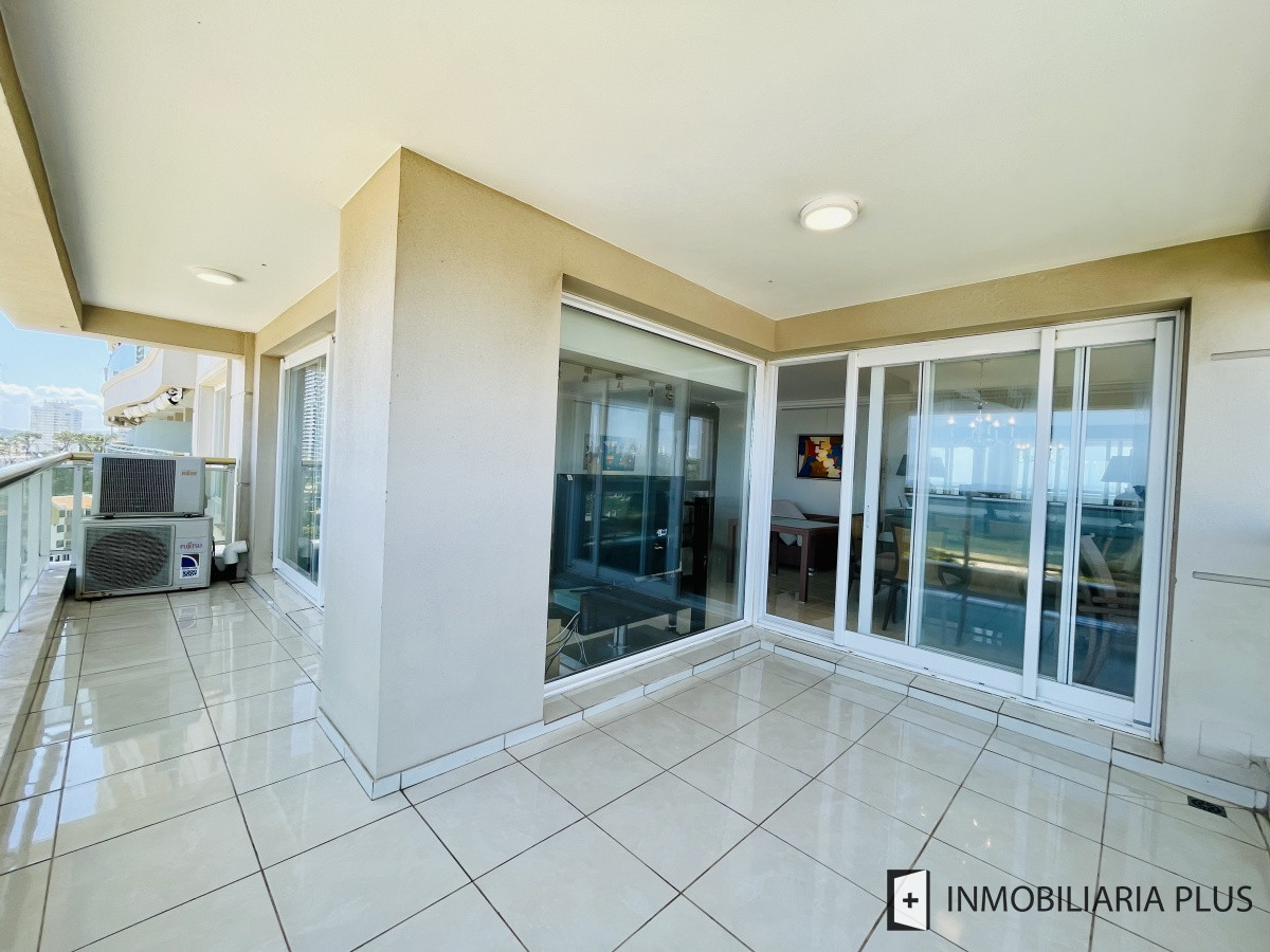 Apartamento ID.934 - Alquiler de Apartamento de 197 m2 con vista al mar con todos los servicios en Torre Le Jardin de Playa Mansa, Punta del Este