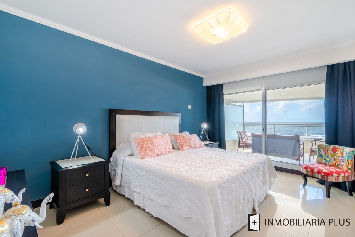 Apartamento ID.645 - Venta de Moderno Apartamento de 254 m2 con 3 Dormitorio y Dependencia Frente al Mar, Playa Brava C996