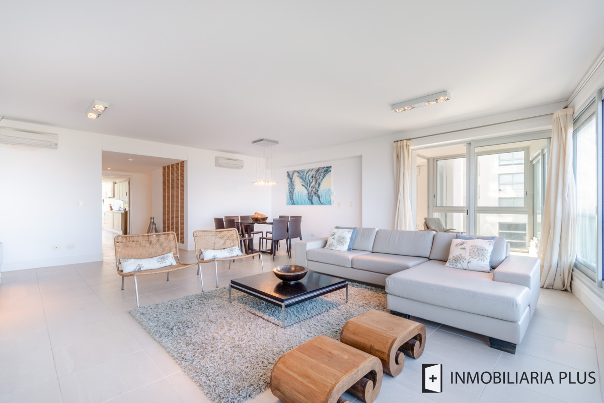 Apartamento ID.1075 - Venta de Apartamento de 218 m2 con 4 dormitorios en playa Brava Punta del Este