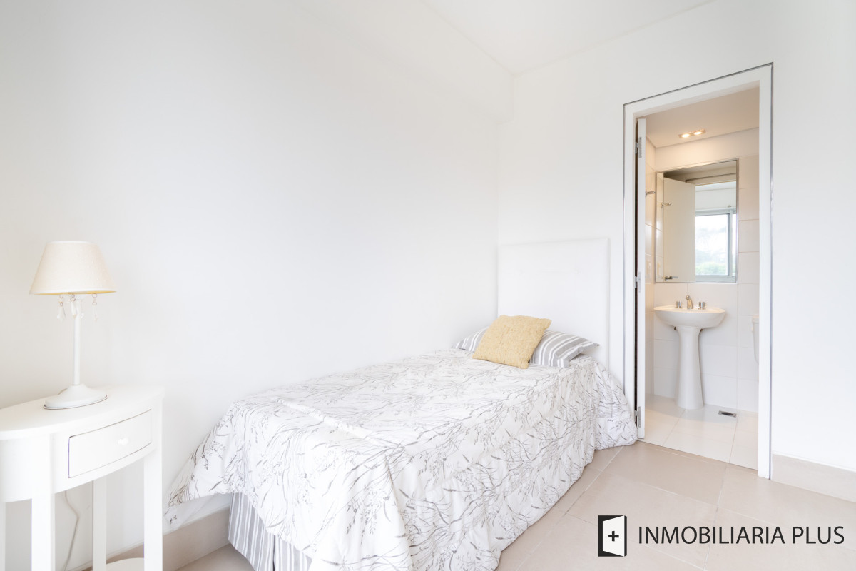Apartamento ID.1075 - Venta de Apartamento de 218 m2 con 4 dormitorios en playa Brava Punta del Este