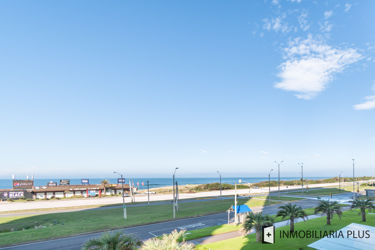 Apartamento ID.1075 - Venta de Apartamento de 218 m2 con 4 dormitorios en playa Brava Punta del Este