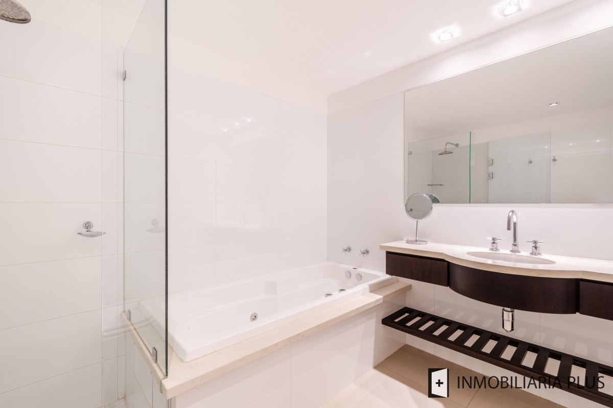 Apartamento ID.645 - Venta de Moderno Apartamento de 254 m2 con 3 Dormitorio y Dependencia Frente al Mar, Playa Brava C996