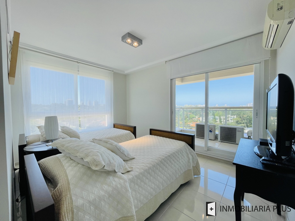 Apartamento ID.934 - Alquiler de Apartamento de 197 m2 con vista al mar con todos los servicios en Torre Le Jardin de Playa Mansa, Punta del Este