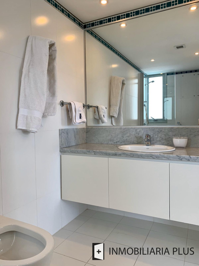Apartamento ID.812 - Venta departamento esquinero de cuatro dormitorios frente a playa Brava de Punta del Este C812