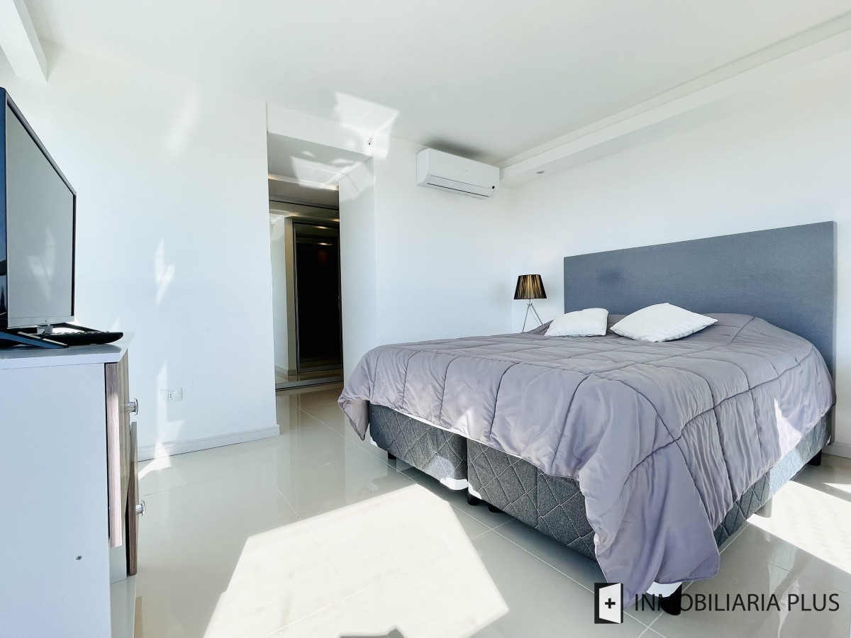 Apartamento ID.876 - Venta de Apartamento de 2 Dormitorios y Dependencia con todos los servicios en Playa Brava de Punta del Este