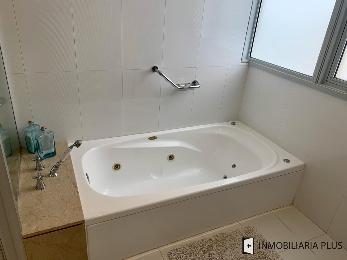 Apartamento ID.812 - Venta departamento esquinero de cuatro dormitorios frente a playa Brava de Punta del Este C812