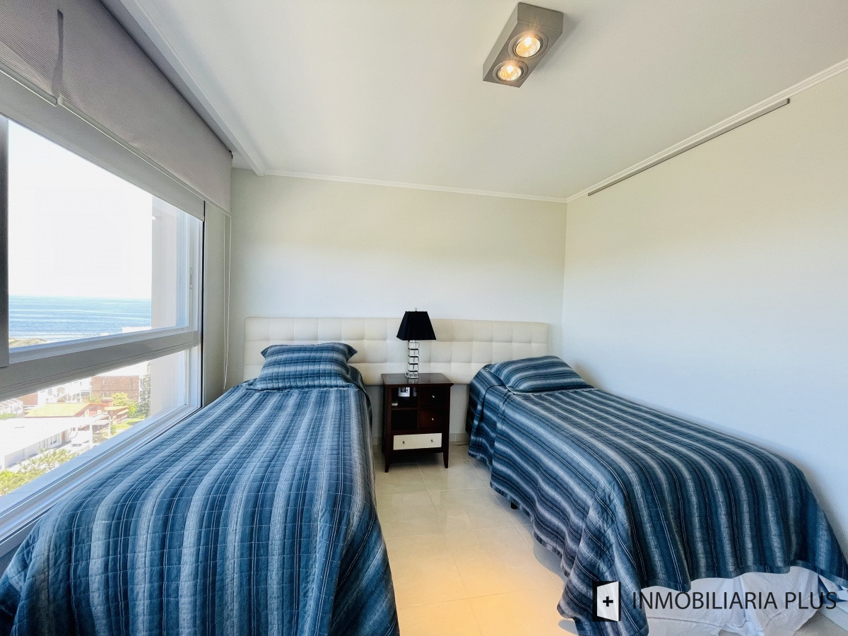 Apartamento ID.934 - Alquiler de Apartamento de 197 m2 con vista al mar con todos los servicios en Torre Le Jardin de Playa Mansa, Punta del Este