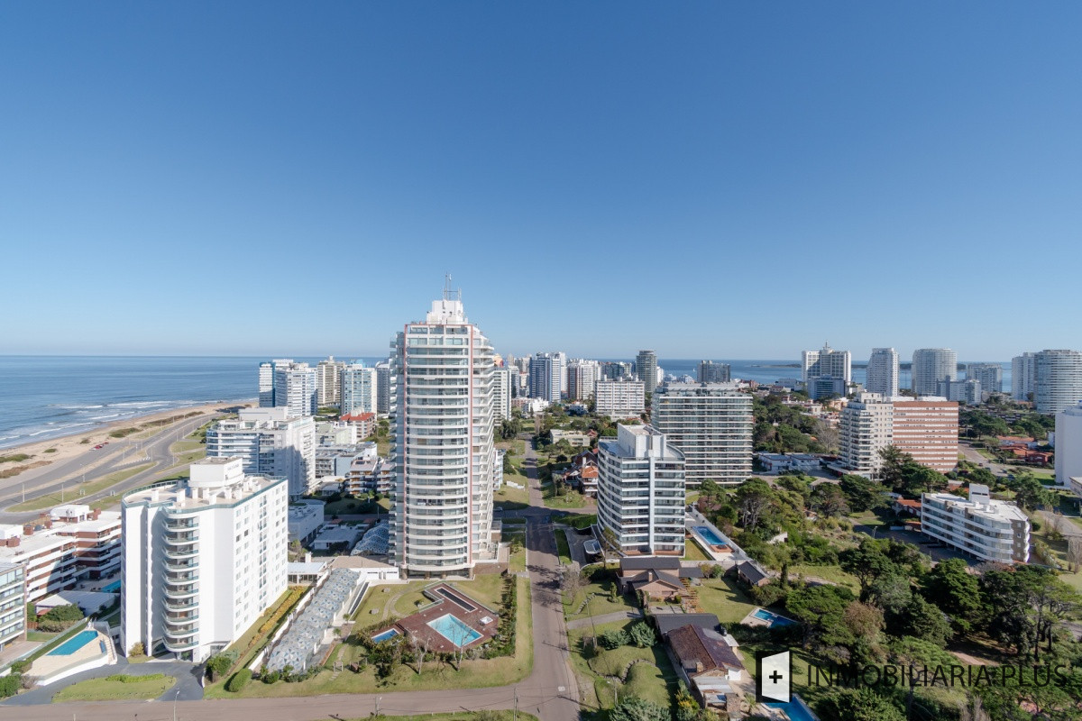 Apartamento ID.662 - Venta de Apartamento de 2 Dormitorios en Playa Brava con Piscinas, Playroom, Juegos Infantiles y más C662