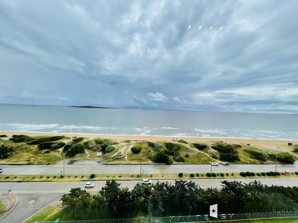 Apartamento ID.881 - Alquiler de Apartamento con todos los servicios sobre Playa Mansa 2 Dormitorios en Torre Venetian 