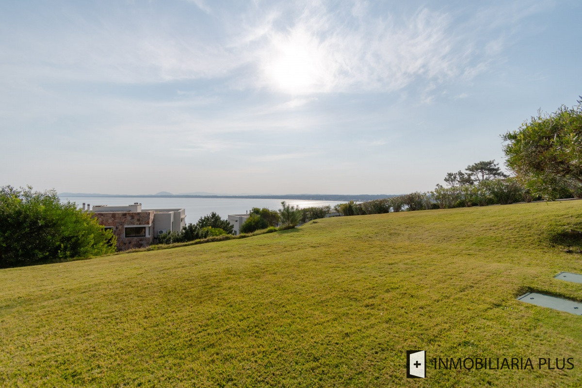 Apartamento ID.1053 - Venta de apartamento de 100 m2 frente al mar con vistas panorámicas en Punta Ballena