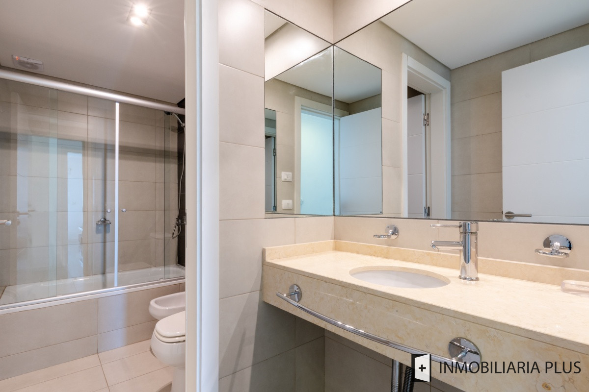 Apartamento ID.662 - Venta de Apartamento de 2 Dormitorios en Playa Brava con Piscinas, Playroom, Juegos Infantiles y más C662