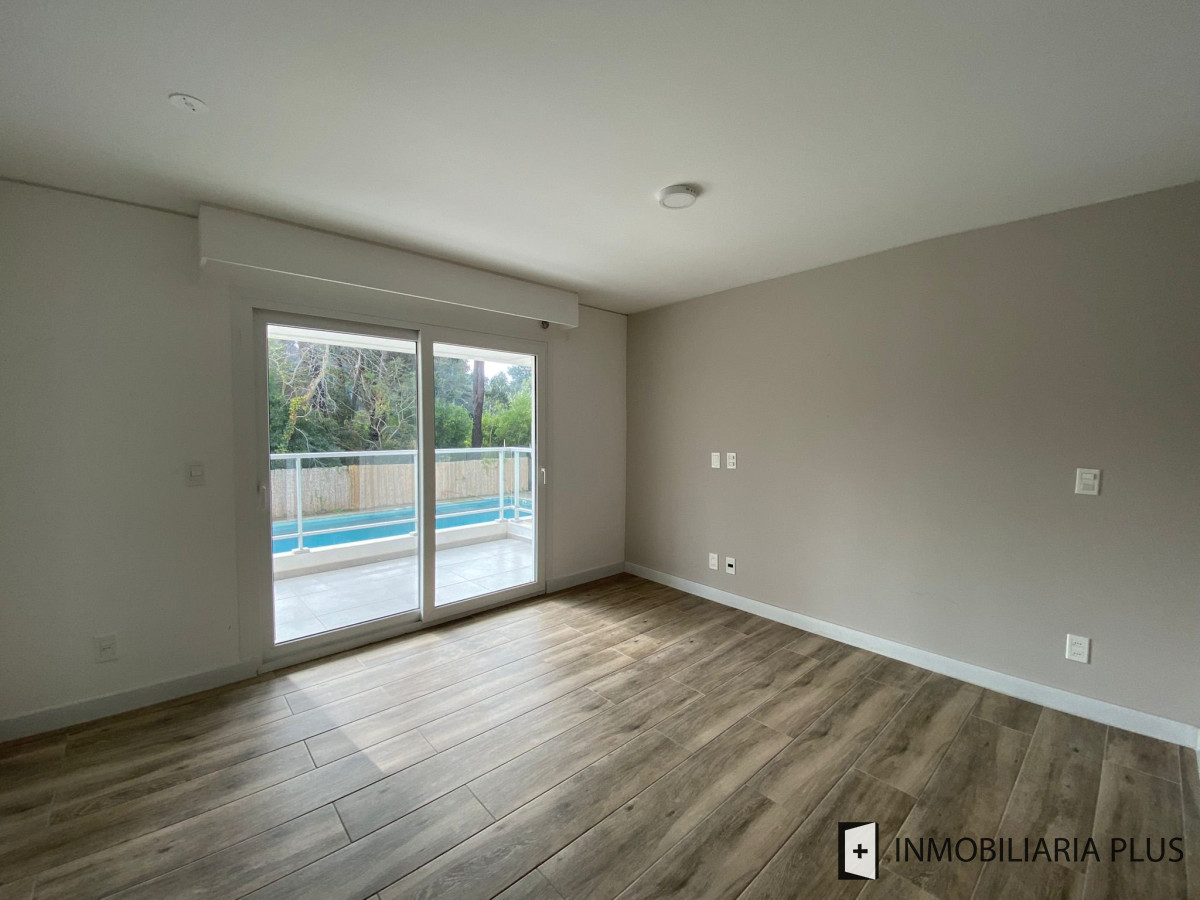 Apartamento ID.472 - Espectacular Apartamento de 2 Dormitorios, Dependencia y Parrillero a Estrenar en Punta del Este Maldonado C924