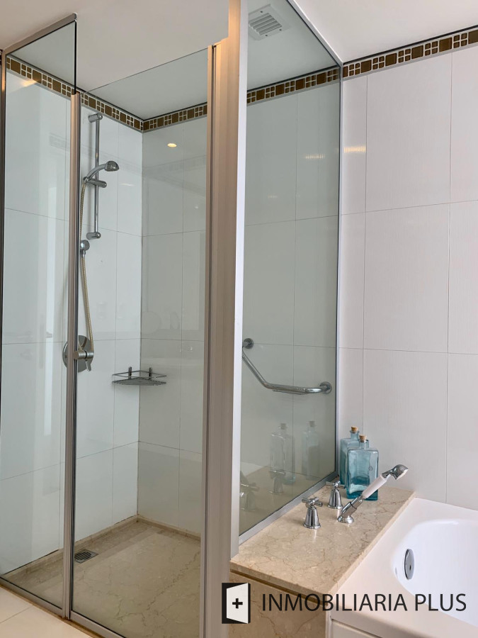 Apartamento ID.812 - Venta departamento esquinero de cuatro dormitorios frente a playa Brava de Punta del Este C812