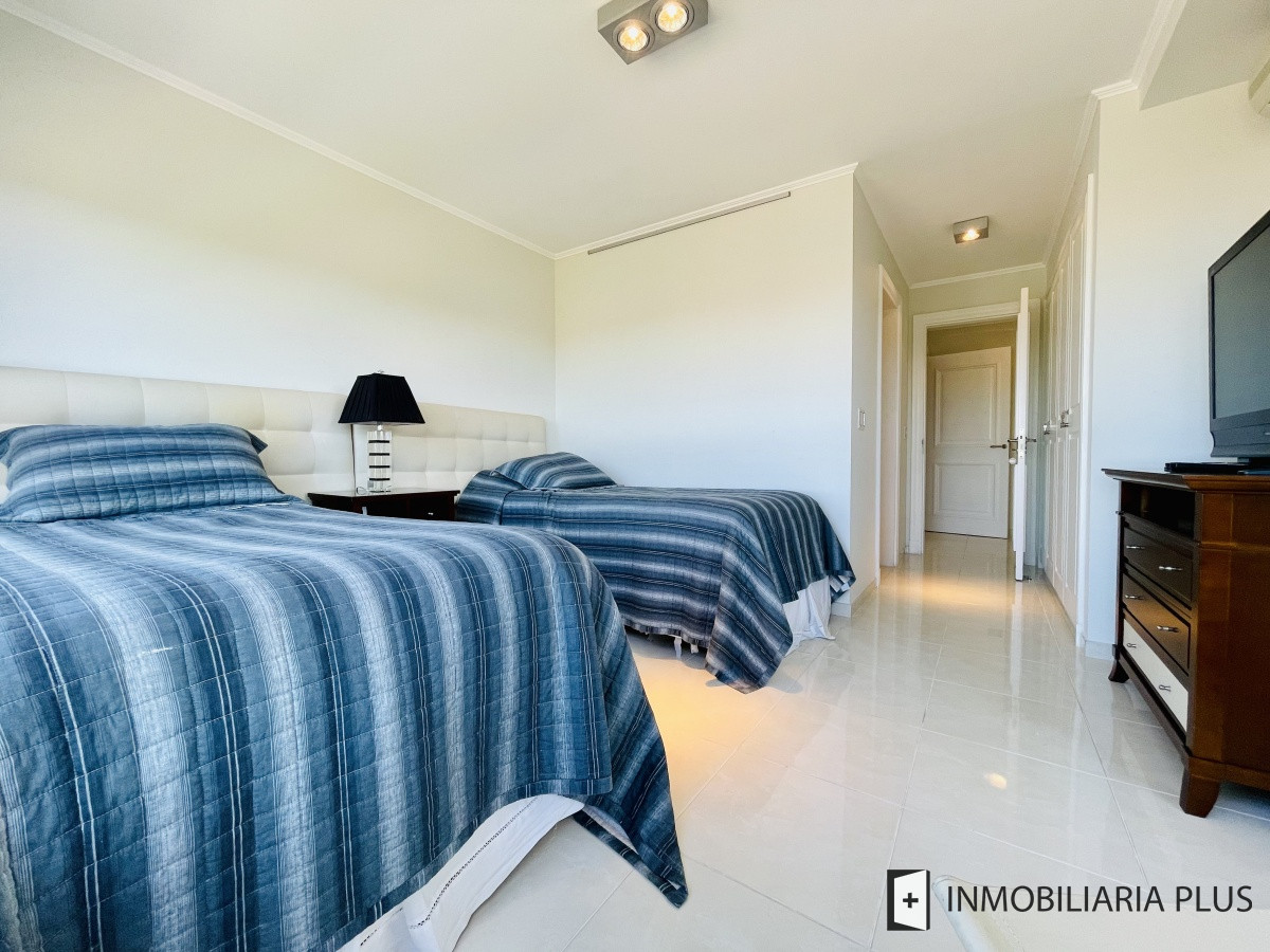 Apartamento ID.934 - Alquiler de Apartamento de 197 m2 con vista al mar con todos los servicios en Torre Le Jardin de Playa Mansa, Punta del Este