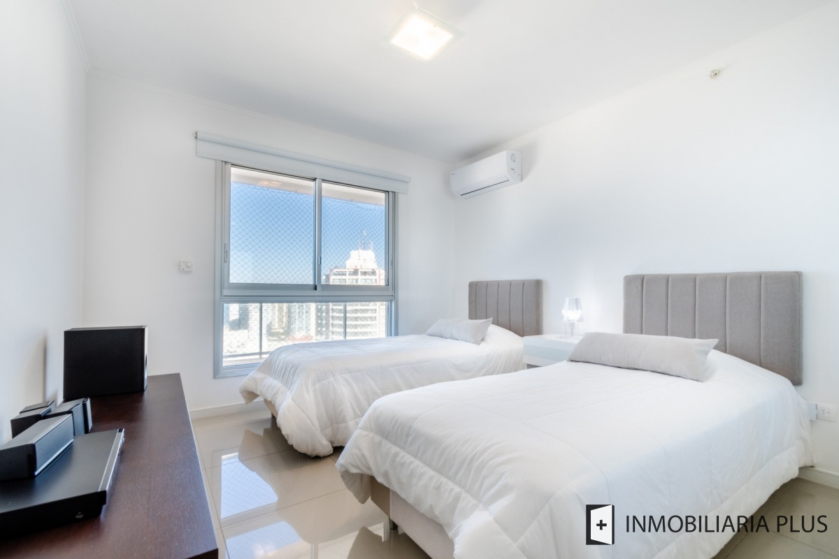 Apartamento ID.662 - Venta de Apartamento de 2 Dormitorios en Playa Brava con Piscinas, Playroom, Juegos Infantiles y más C662