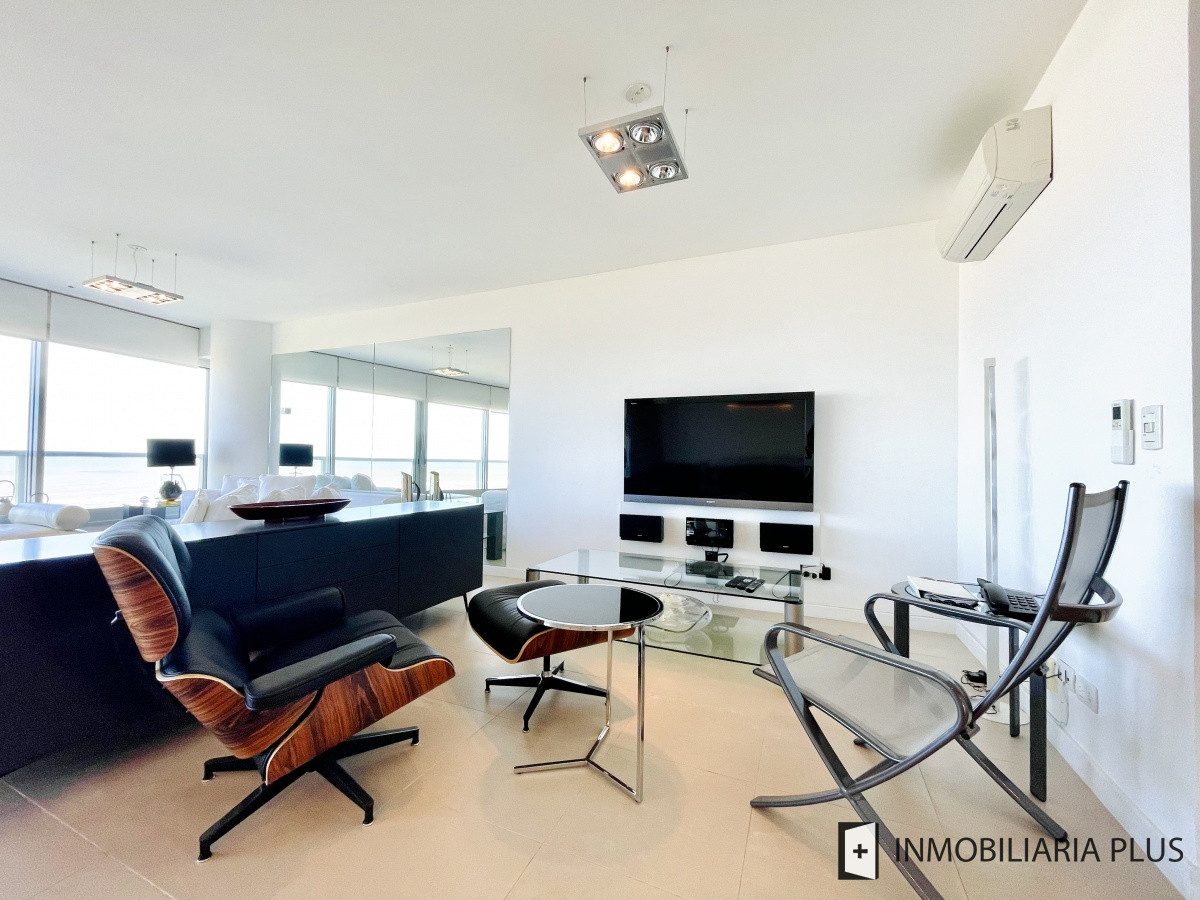 Apartamento ID.812 - Venta departamento esquinero de cuatro dormitorios frente a playa Brava de Punta del Este C812
