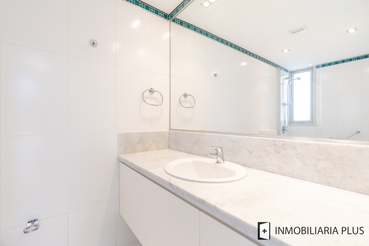 Apartamento ID.1075 - Venta de Apartamento de 218 m2 con 4 dormitorios en playa Brava Punta del Este