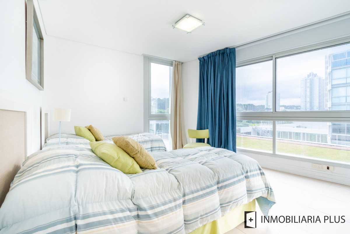 Apartamento ID.1075 - Venta de Apartamento de 218 m2 con 4 dormitorios en playa Brava Punta del Este