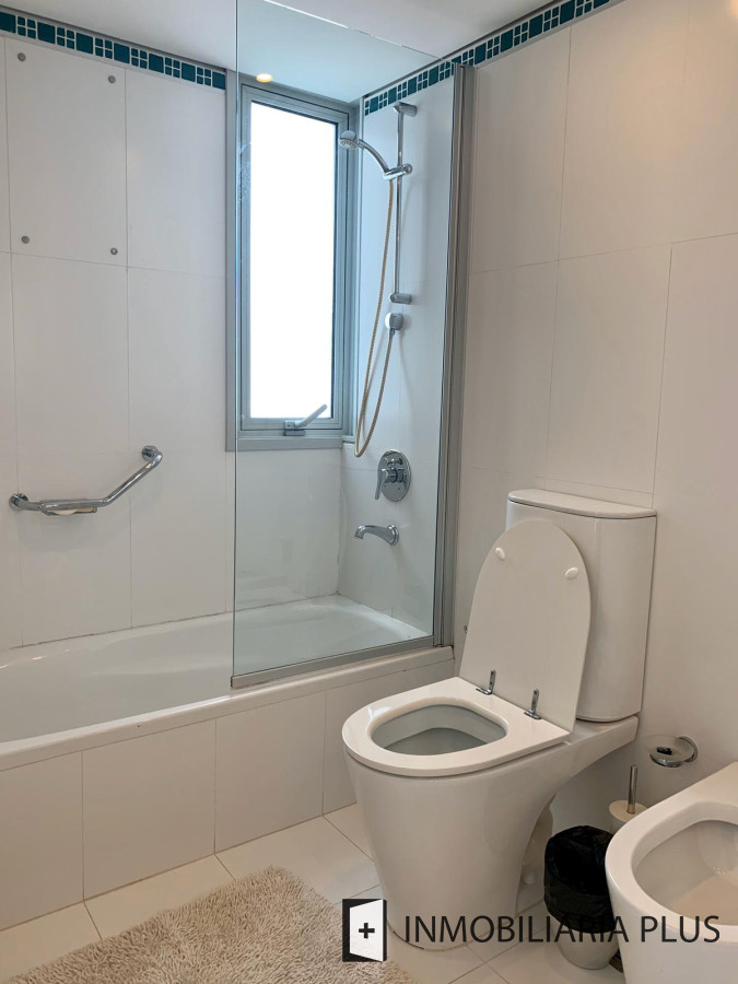 Apartamento ID.812 - Venta departamento esquinero de cuatro dormitorios frente a playa Brava de Punta del Este C812