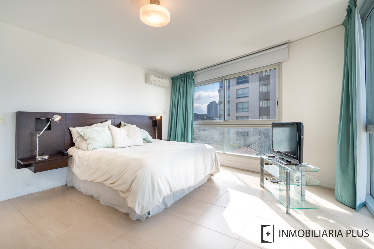 Apartamento ID.1075 - Venta de Apartamento de 218 m2 con 4 dormitorios en playa Brava Punta del Este