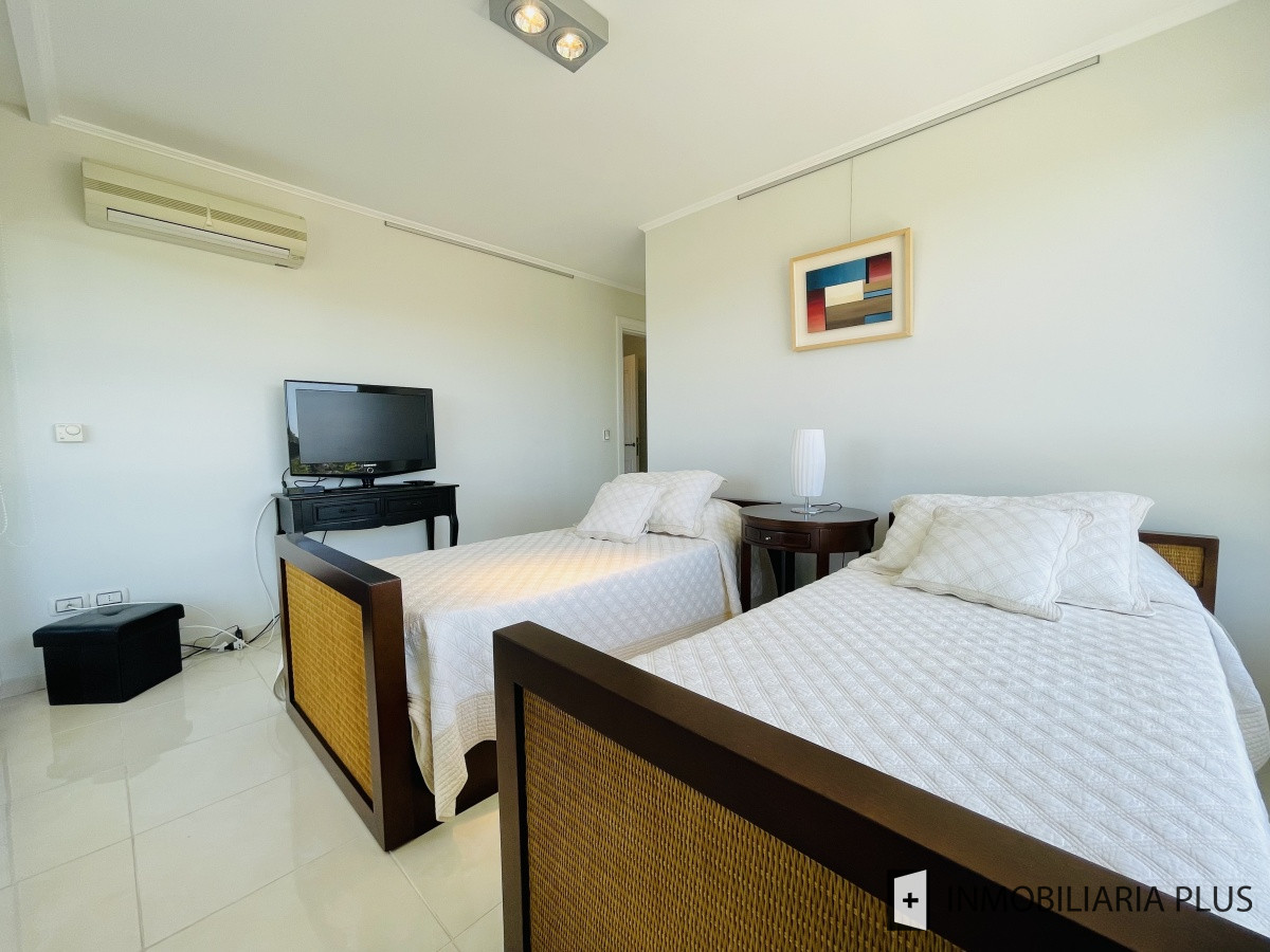 Apartamento ID.934 - Alquiler de Apartamento de 197 m2 con vista al mar con todos los servicios en Torre Le Jardin de Playa Mansa, Punta del Este