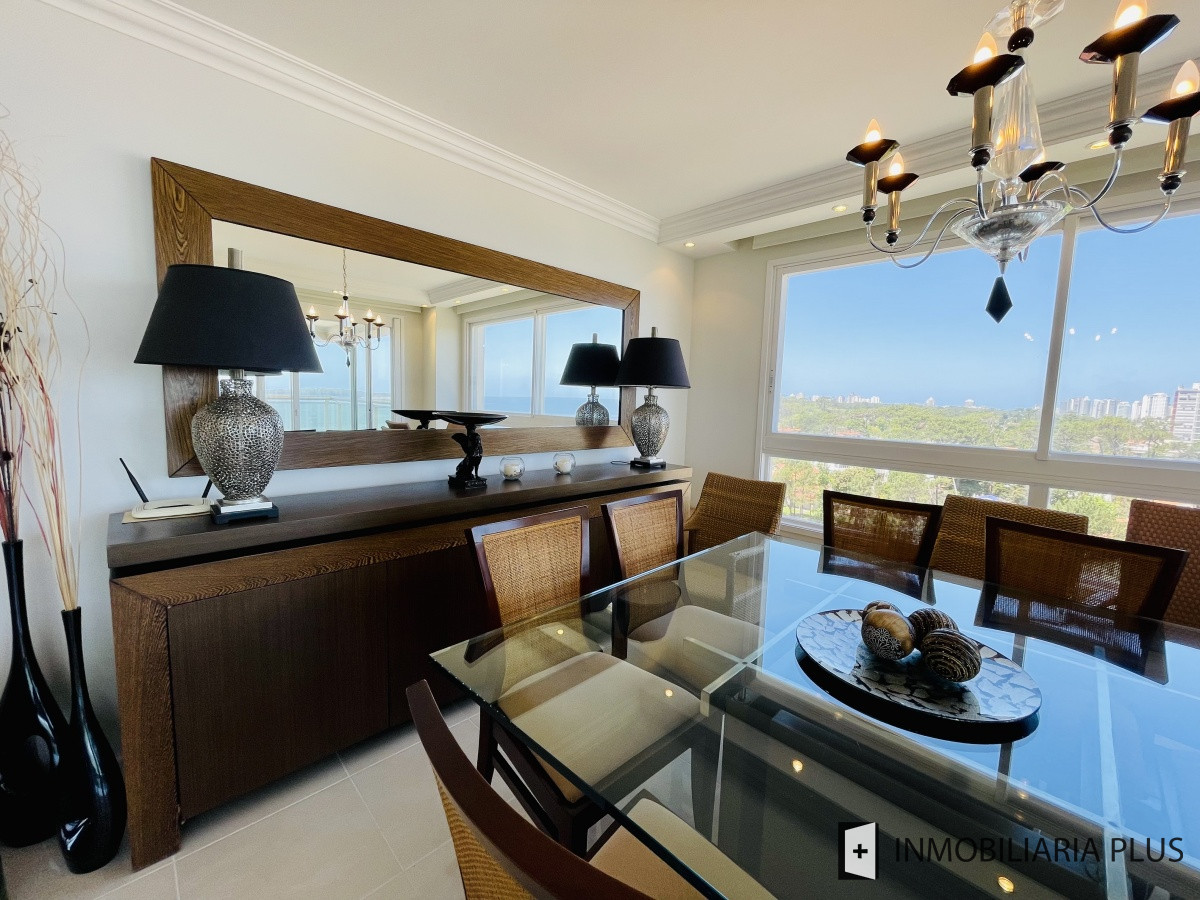 Apartamento ID.934 - Alquiler de Apartamento de 197 m2 con vista al mar con todos los servicios en Torre Le Jardin de Playa Mansa, Punta del Este