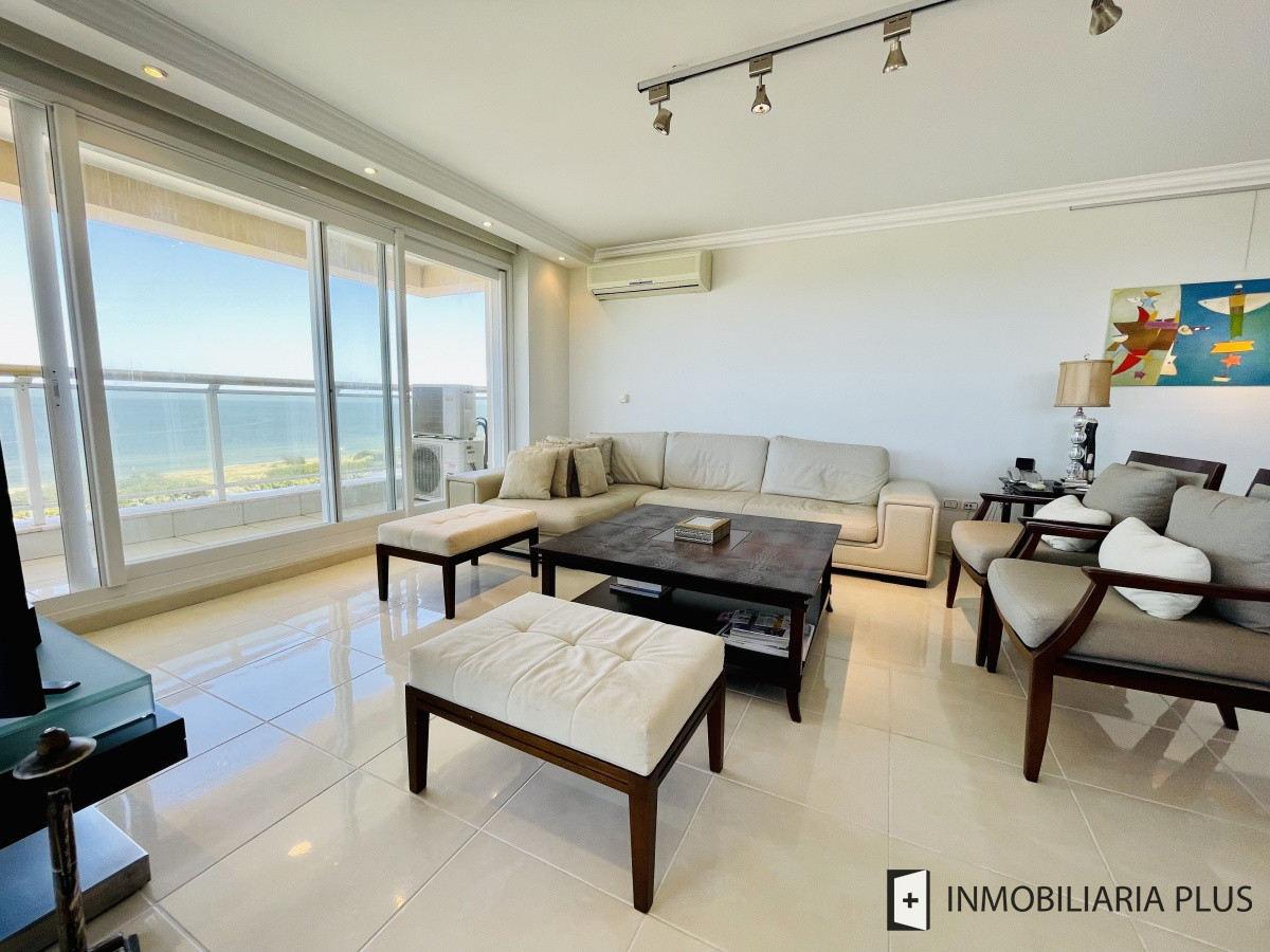 Apartamento ID.934 - Alquiler de Apartamento de 197 m2 con vista al mar con todos los servicios en Torre Le Jardin de Playa Mansa, Punta del Este