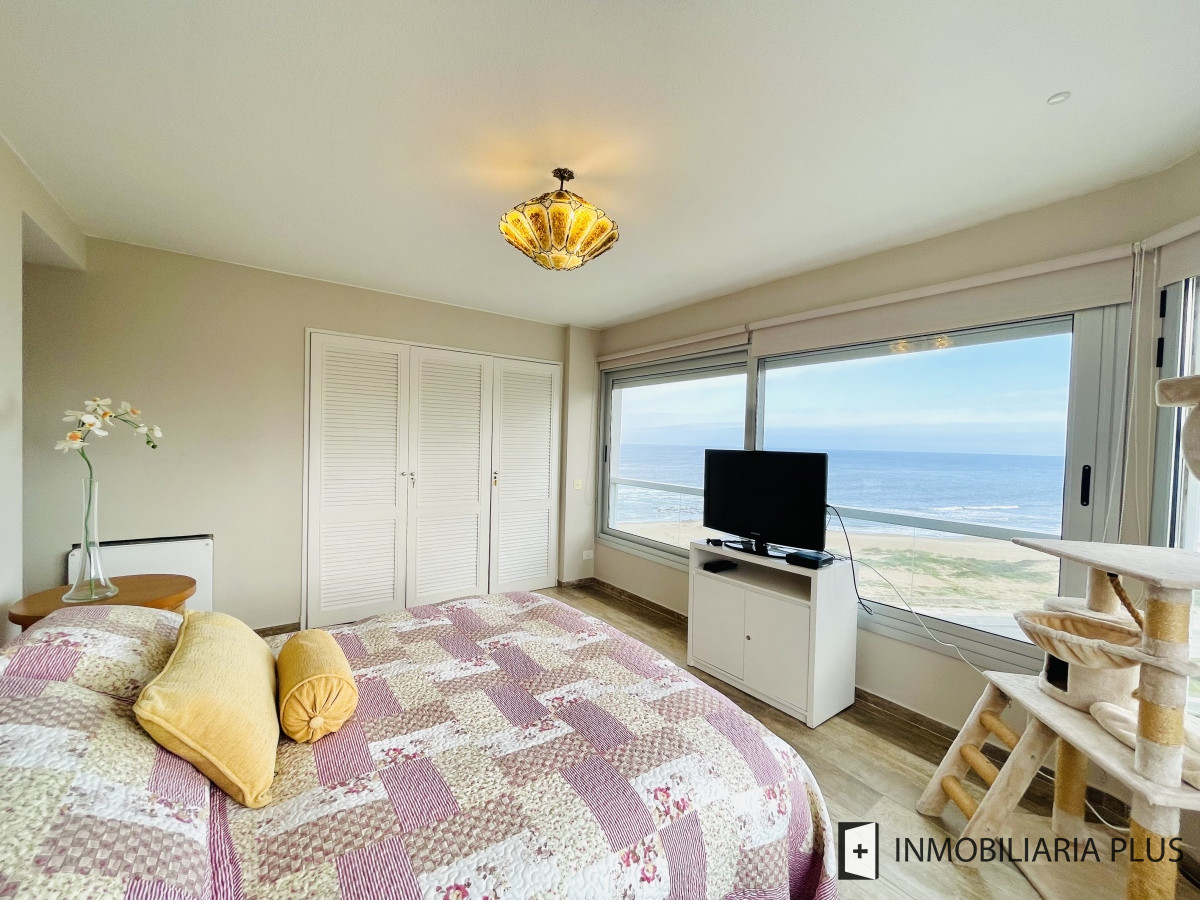 Apartamento ID.851 - Venta de Apartamento en Playa Brava de 2 Dormitorios Frente al Mar Punta del Este C851