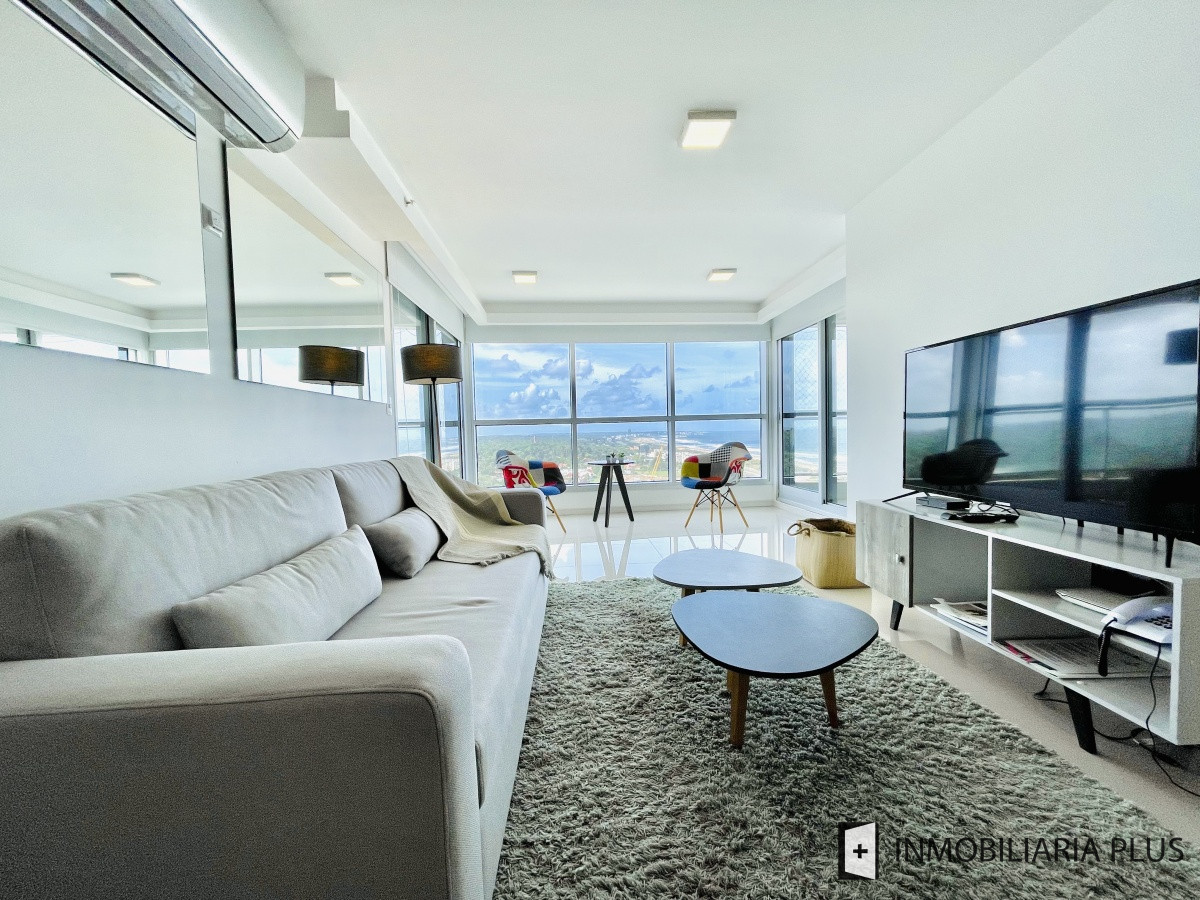 Apartamento ID.876 - Venta de Apartamento de 2 Dormitorios y Dependencia con todos los servicios en Playa Brava de Punta del Este