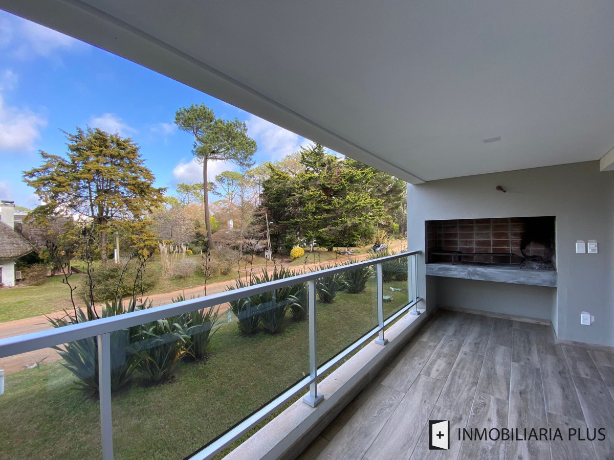 Apartamento ID.472 - Espectacular Apartamento de 2 Dormitorios, Dependencia y Parrillero a Estrenar en Punta del Este Maldonado C924