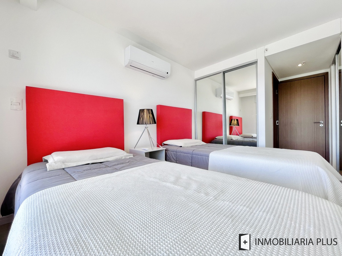 Apartamento ID.876 - Venta de Apartamento de 2 Dormitorios y Dependencia con todos los servicios en Playa Brava de Punta del Este