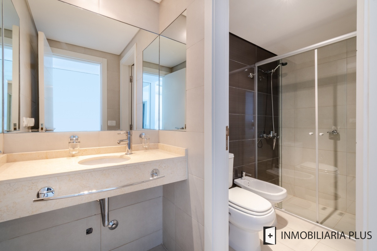 Apartamento ID.662 - Venta de Apartamento de 2 Dormitorios en Playa Brava con Piscinas, Playroom, Juegos Infantiles y más C662