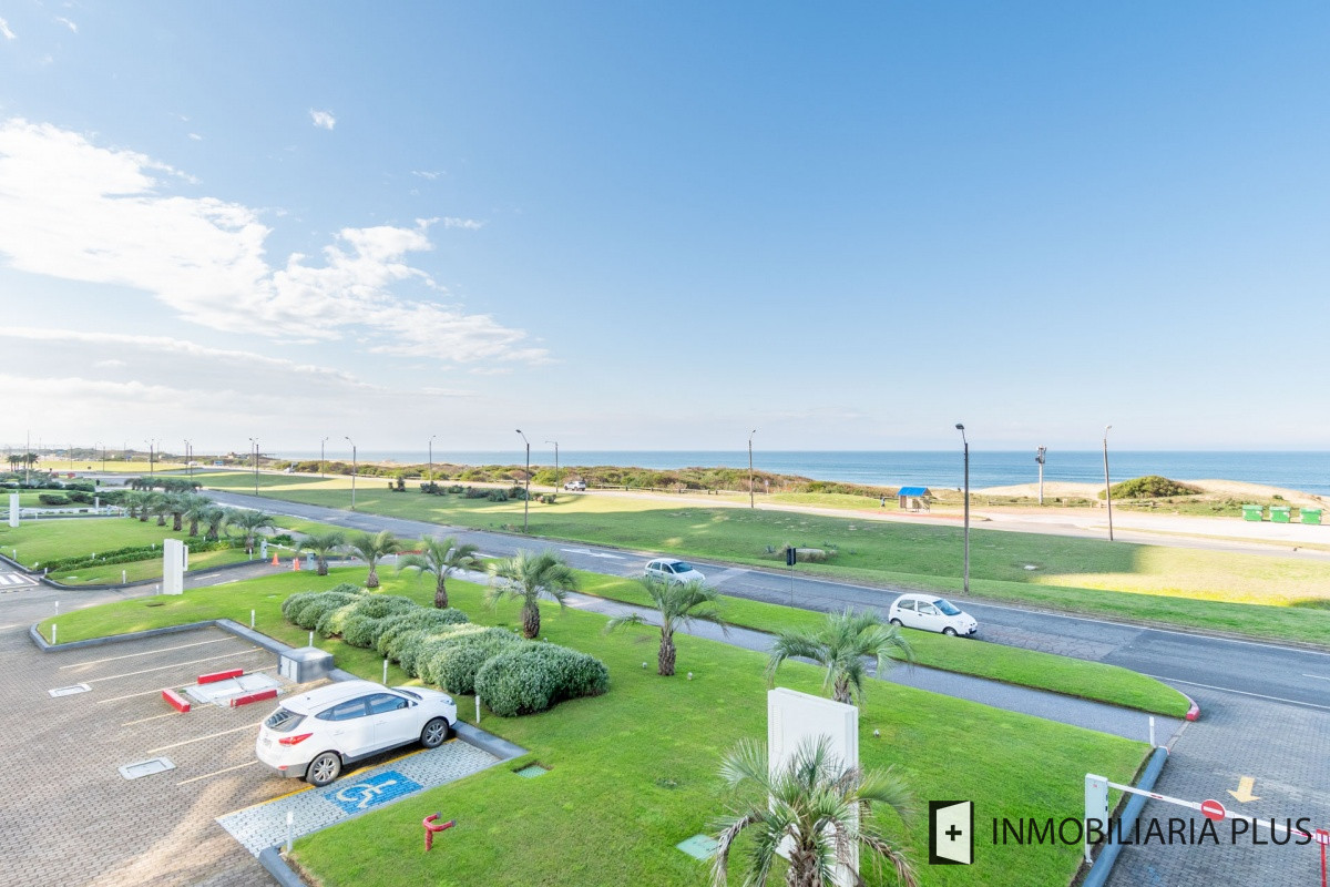 Apartamento ID.1075 - Venta de Apartamento de 218 m2 con 4 dormitorios en playa Brava Punta del Este