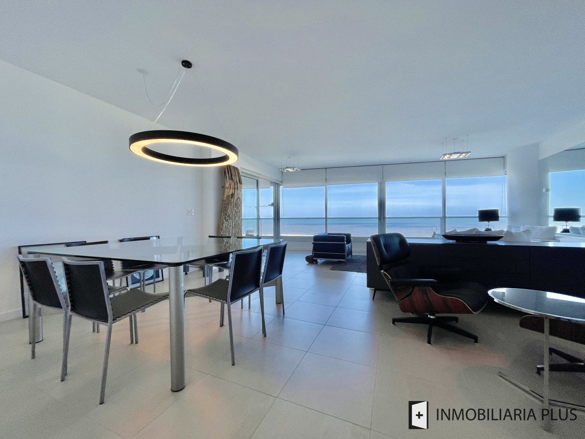 Apartamento ID.812 - Venta departamento esquinero de cuatro dormitorios frente a playa Brava de Punta del Este C812
